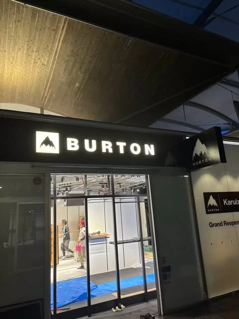 店舗入口のサイン施工