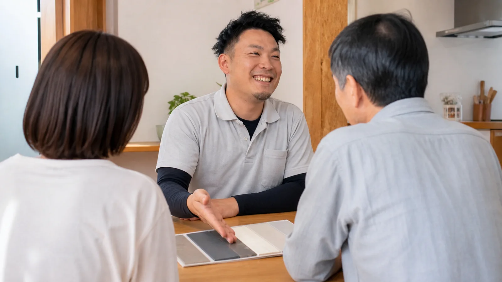 大野さんがお客様の相談を聞く場面